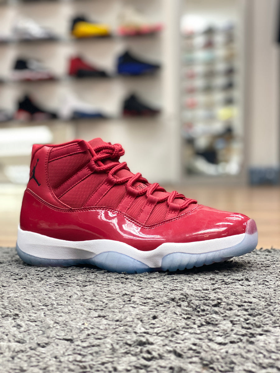 Nike jordan hotsell 11 retro red