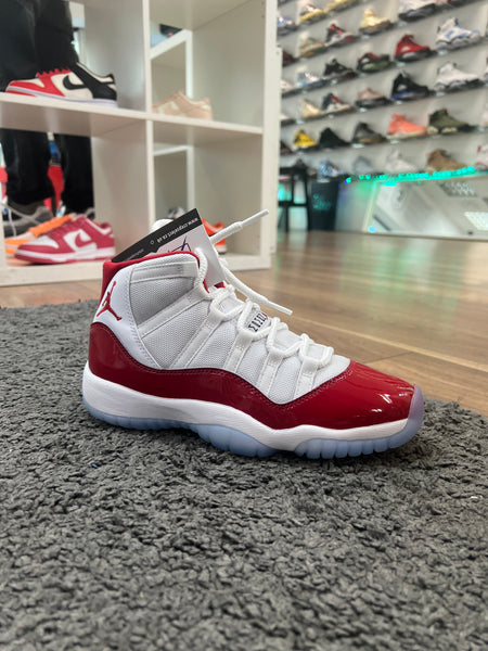 Jordan 11 hot sale red and cream